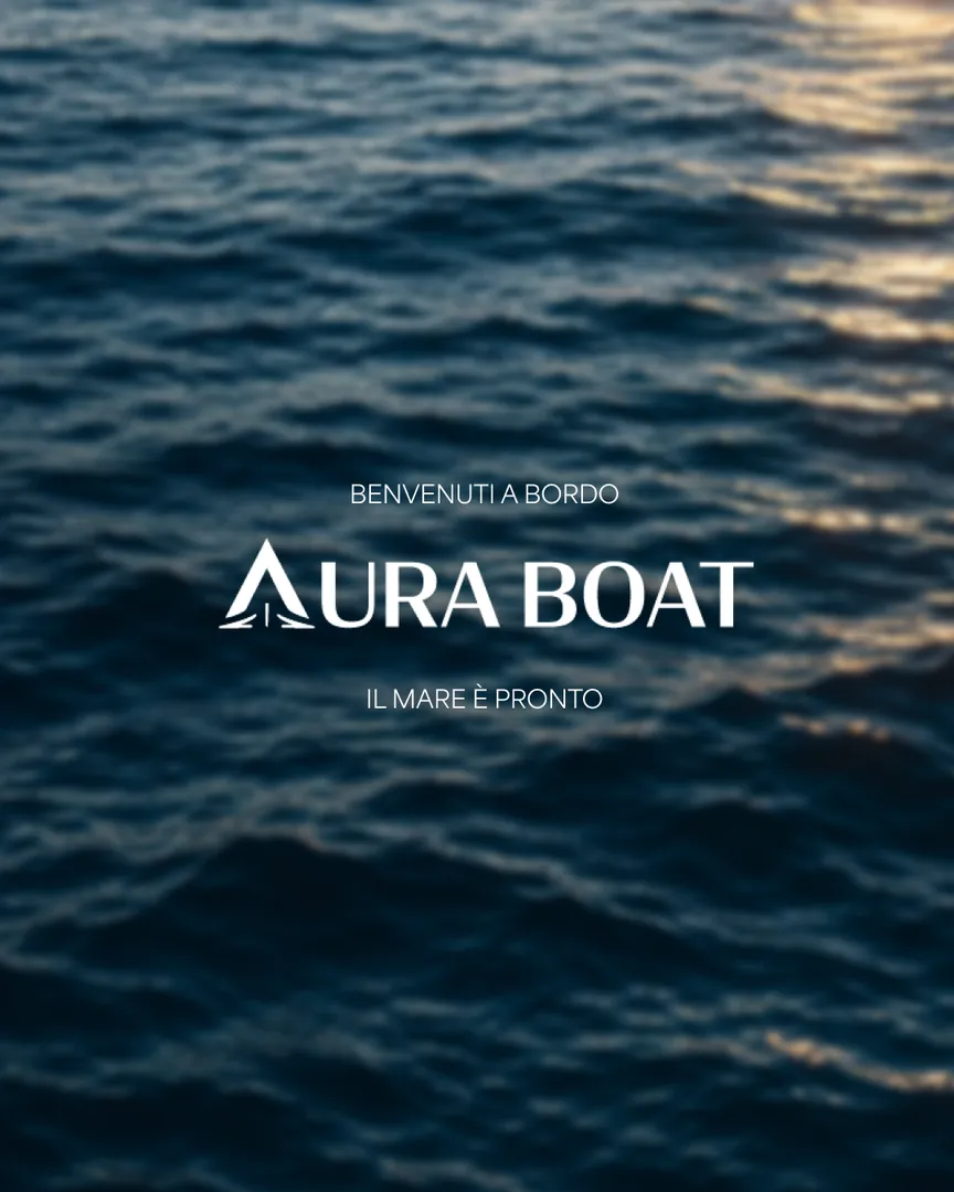Post brand Aura Boat: mare profondo con il logotipo e il claim «Il mare è il pretesto»
