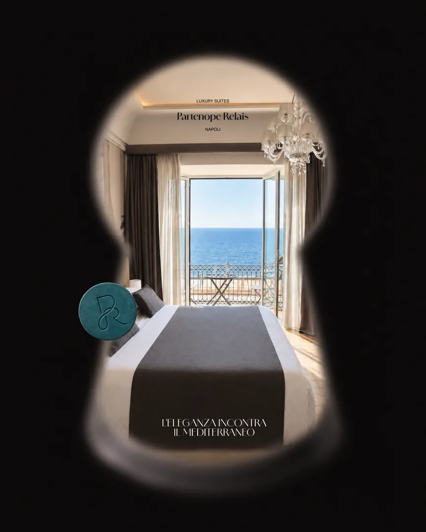 Post Partenope Relais: finestra ovale affacciata sul mare al tramonto