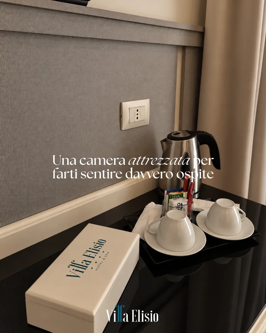 Post Villa Elisio: camera attrezzata con angolo caffè e testata capitonné